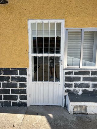 Puerta exterior de hierro