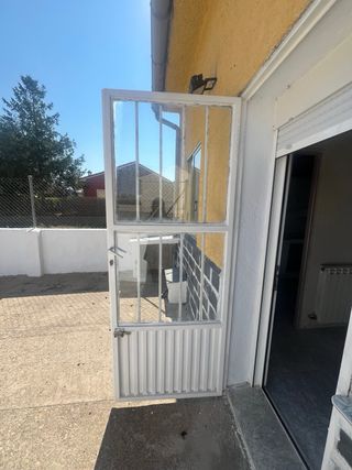 Puerta exterior de hierro