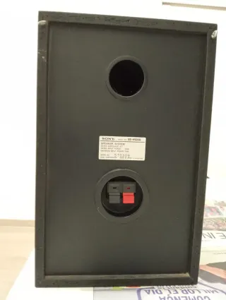 Altavoces Logitech y Sony