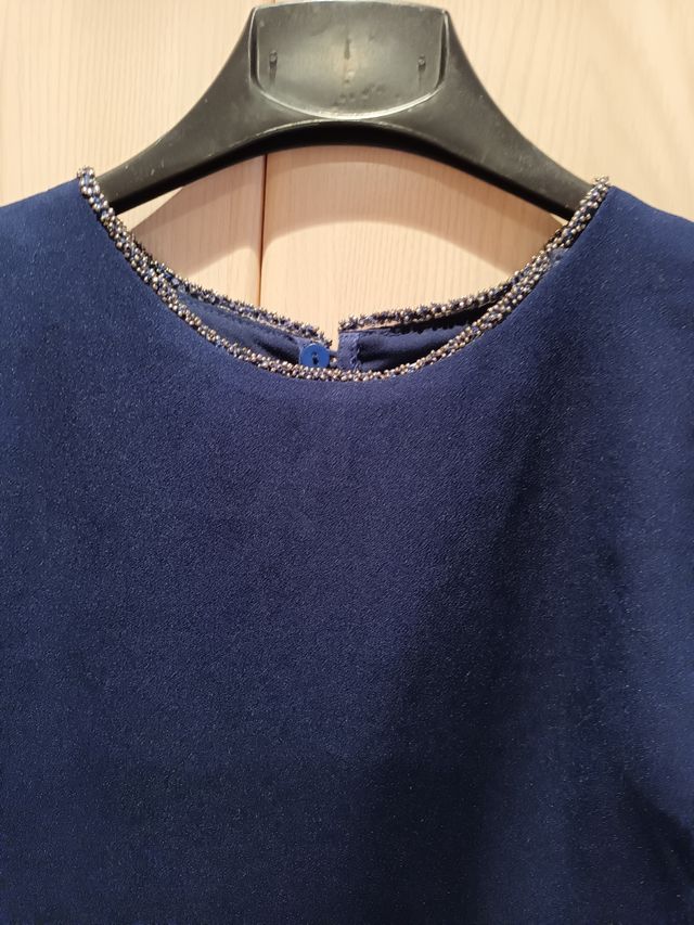 Vestido manga azul marinho.