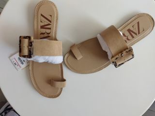 Sandalia plana Zara