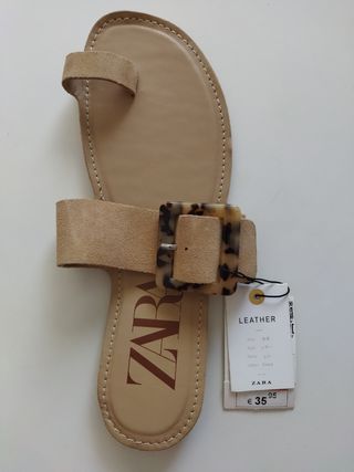 Sandalia plana Zara