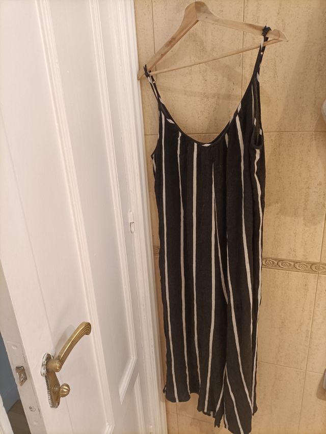 Mono de tirantes de rayas