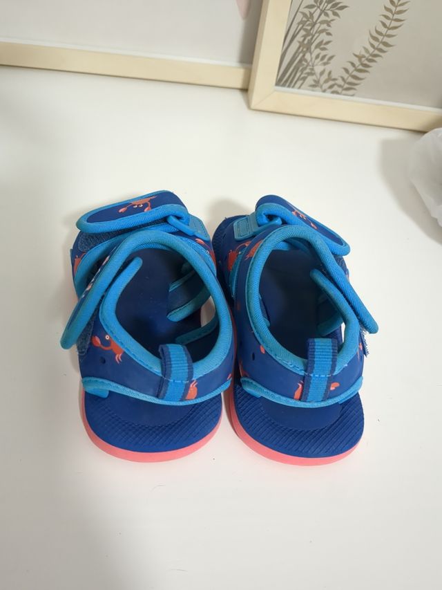 Escarpines y chanclas talla 22/23 bebé 