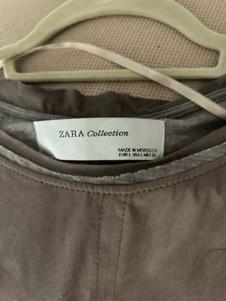 Vestido Zara antelina ligera, ajuste detras