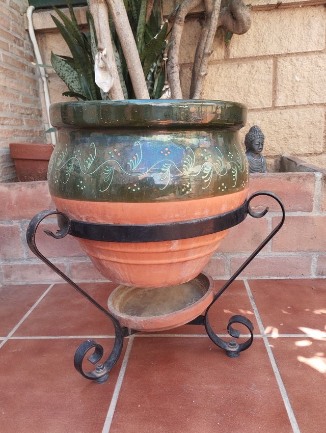 Macetero y pie de forja