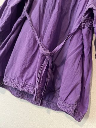Blusa violeta.