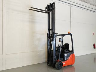 CARRETILLA ELEVADORA ELÉCTRICA