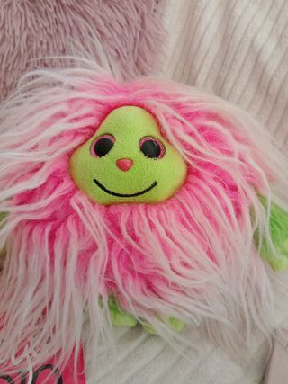 Libro pintar uñas + peluches y varios