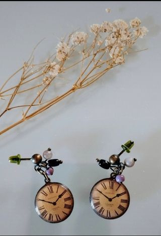 Pendientes de bisutería relojes