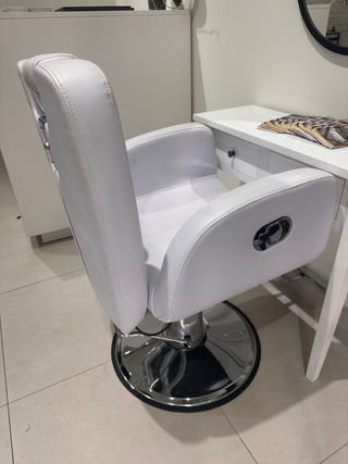 Mobiliario de centro de uñas y estetica