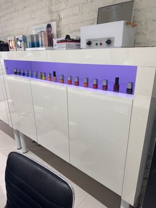 Mobiliario de centro de uñas y estetica