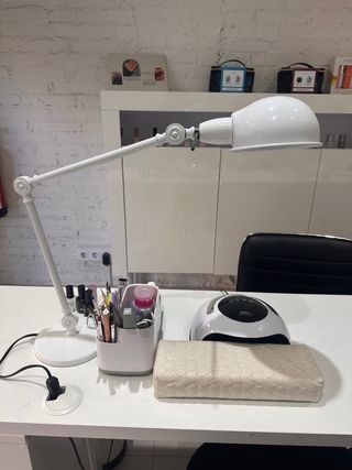 Mobiliario de centro de uñas y estetica