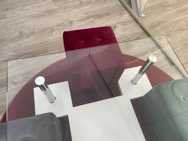 Mesa de diseño con puff de cristal para salon .