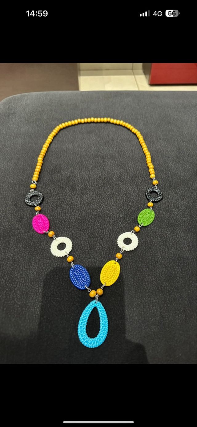 Collana intera con perle finte e ciondoli colorati