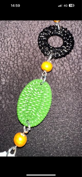 Collana intera con perle finte e ciondoli colorati