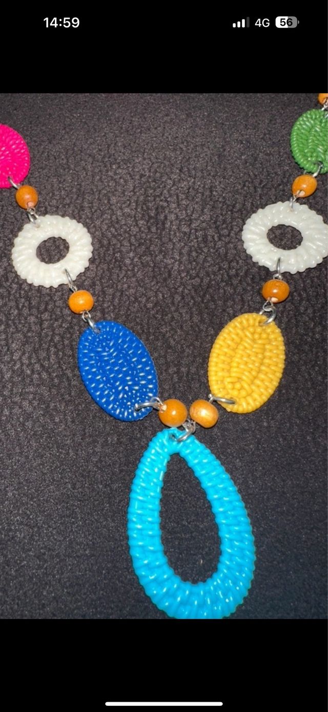 Collana intera con perle finte e ciondoli colorati