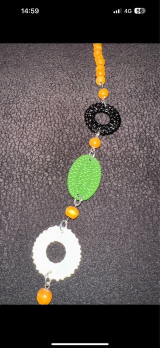 Collana intera con perle finte e ciondoli colorati