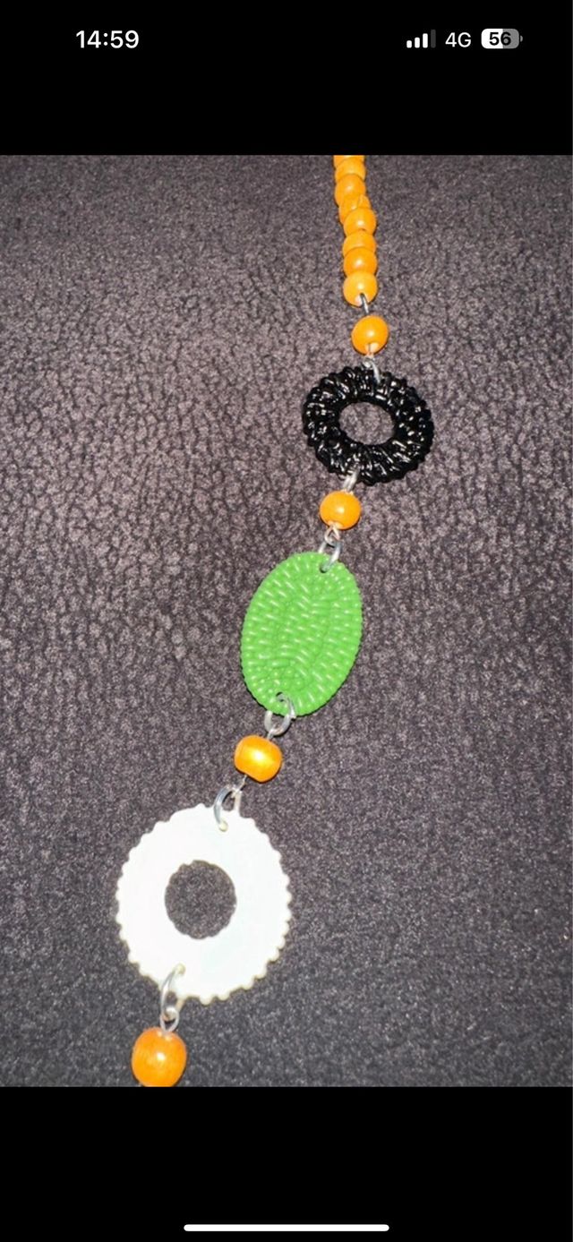 Collana intera con perle finte e ciondoli colorati