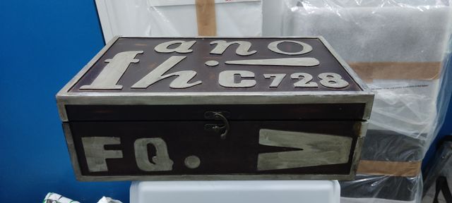 Idea regalo.Caja madera dibujos en relieve.