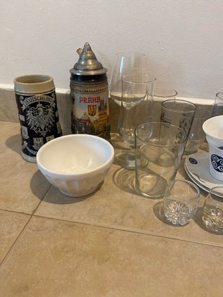 Lote jarras y vasos de cerveza, tazas y varios