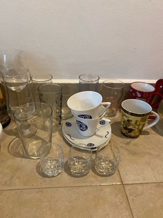 Lote jarras y vasos de cerveza, tazas y varios