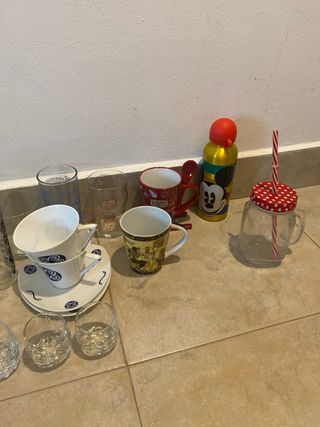 Lote jarras y vasos de cerveza, tazas y varios