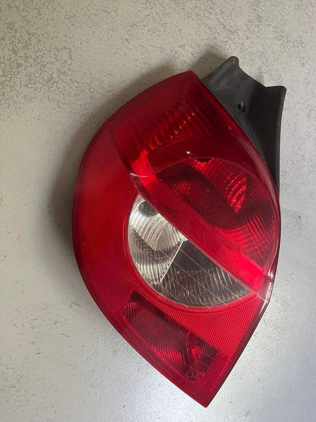 Piloto trasero izquierdo Renault Clio III. 