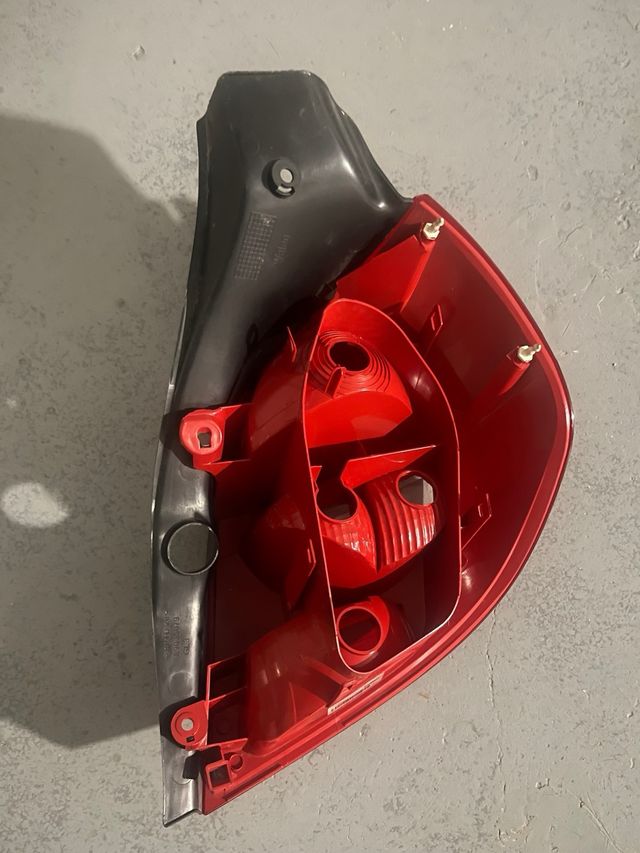 Piloto trasero izquierdo Renault Clio III. 