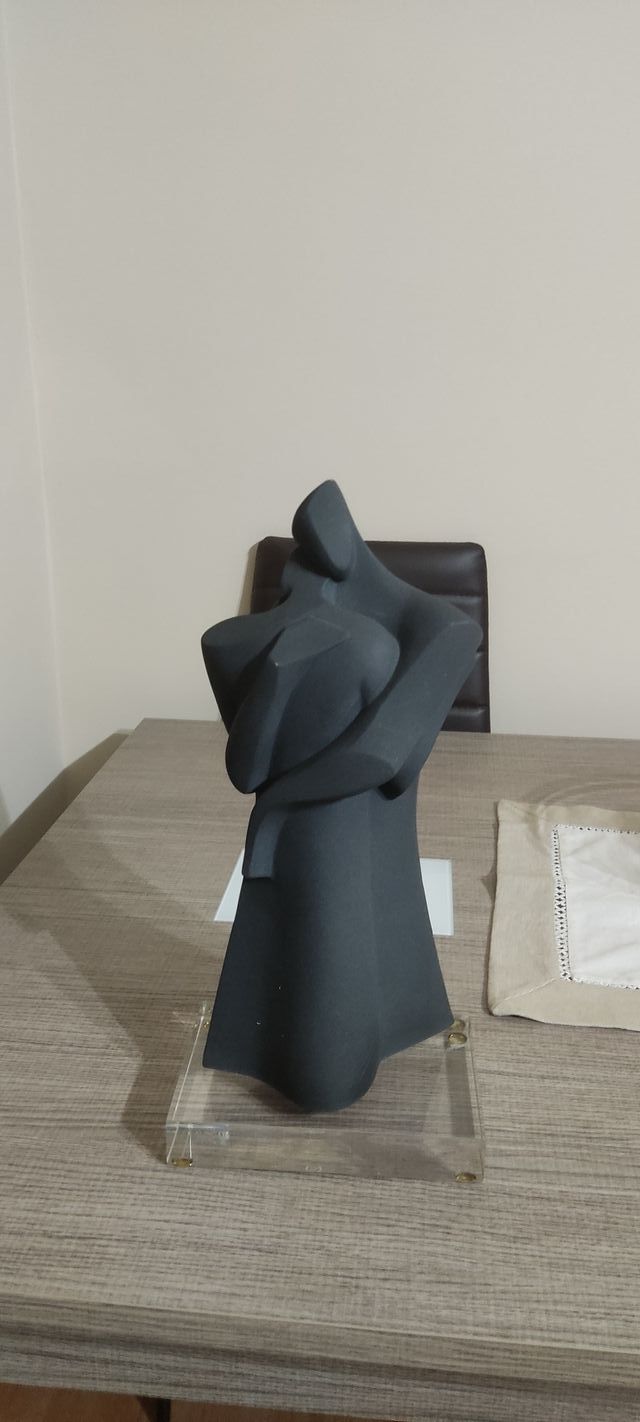 Idea regalo. Escultura el abrazo Cristina Puell