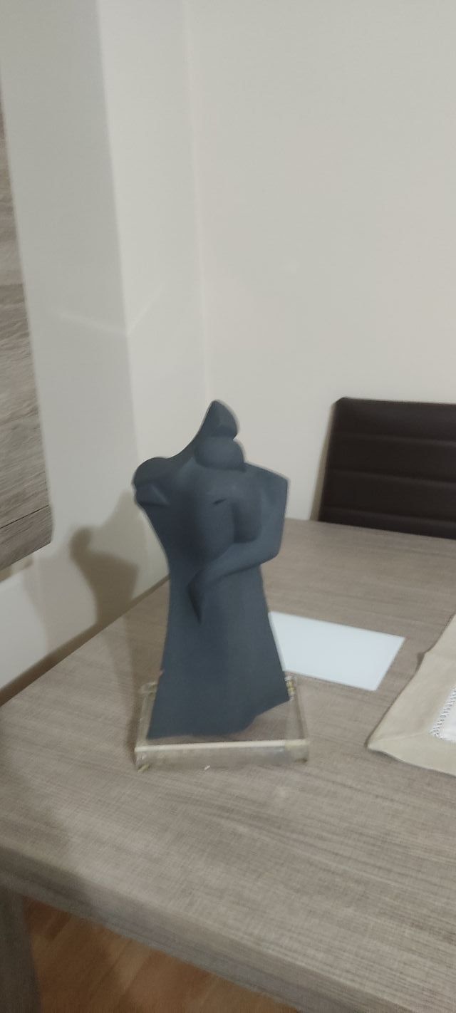 Idea regalo. Escultura el abrazo Cristina Puell