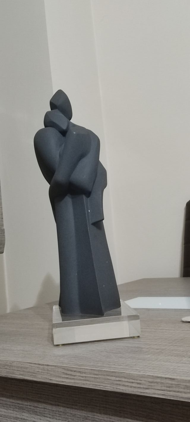 Idea regalo. Escultura el abrazo Cristina Puell