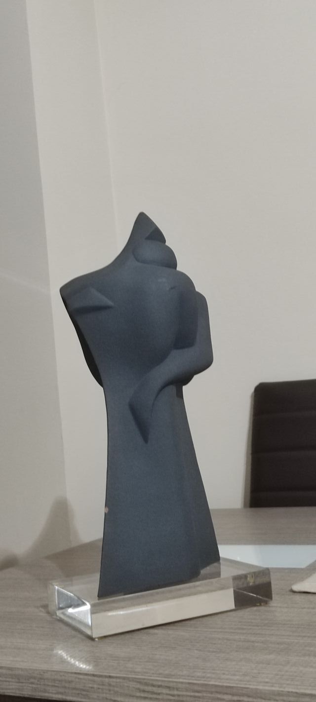 Idea regalo. Escultura el abrazo Cristina Puell