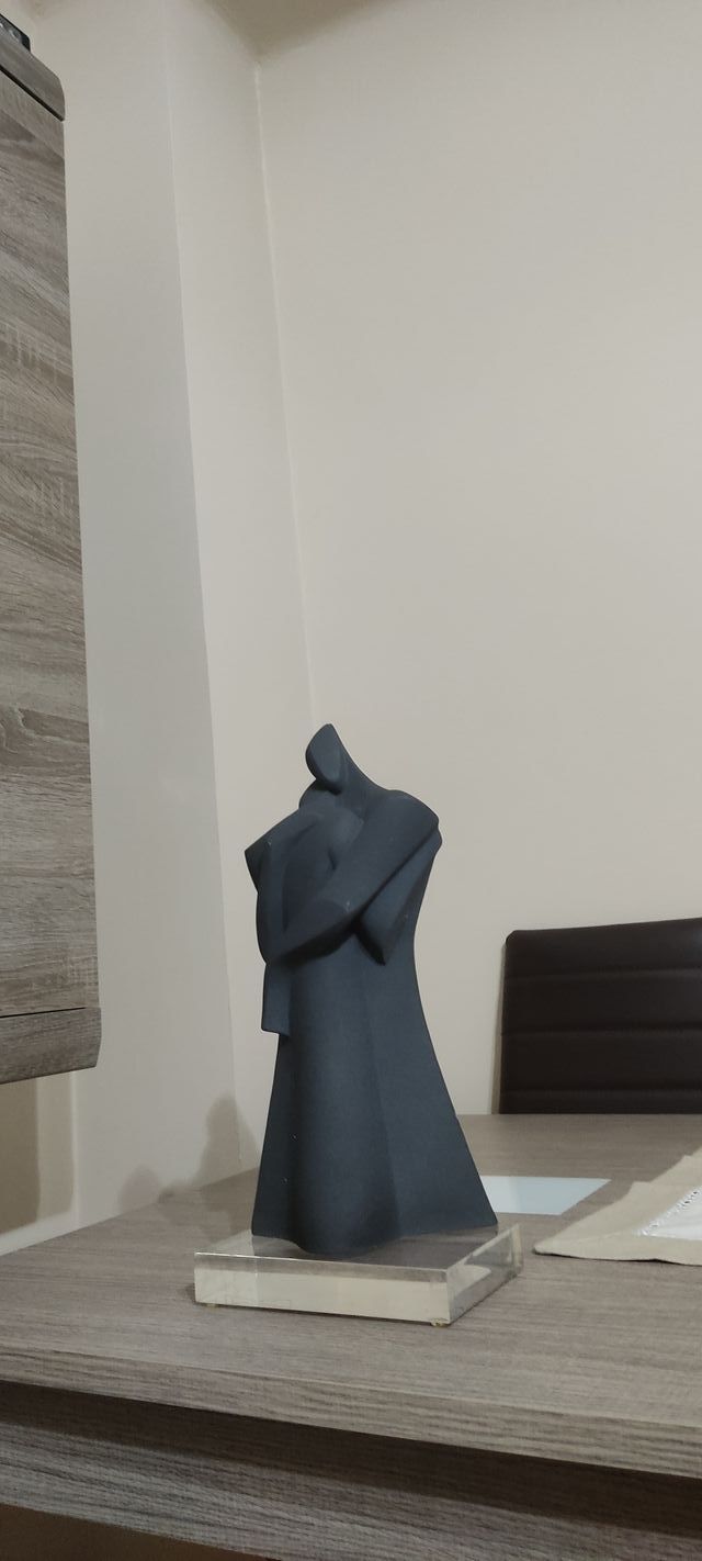Idea regalo. Escultura el abrazo Cristina Puell