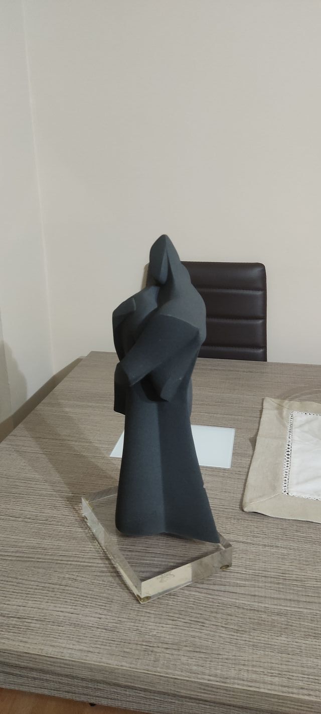 Idea regalo. Escultura el abrazo Cristina Puell