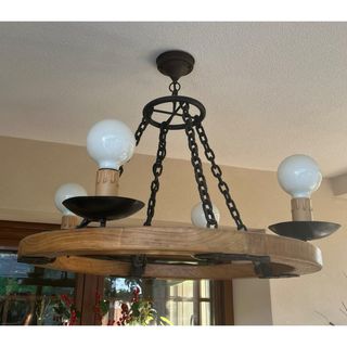 Lámpara rústica de madera y forja