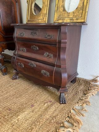 Cómoda Holandesa con patas de León.