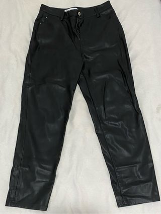 Pantalón cuero negro Zara