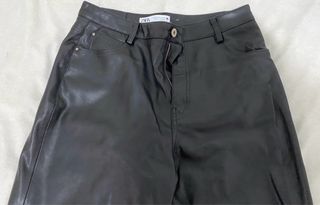 Pantalón cuero negro Zara
