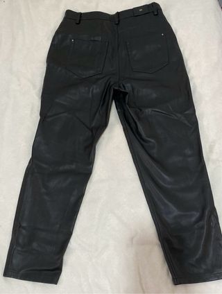 Pantalón cuero negro Zara