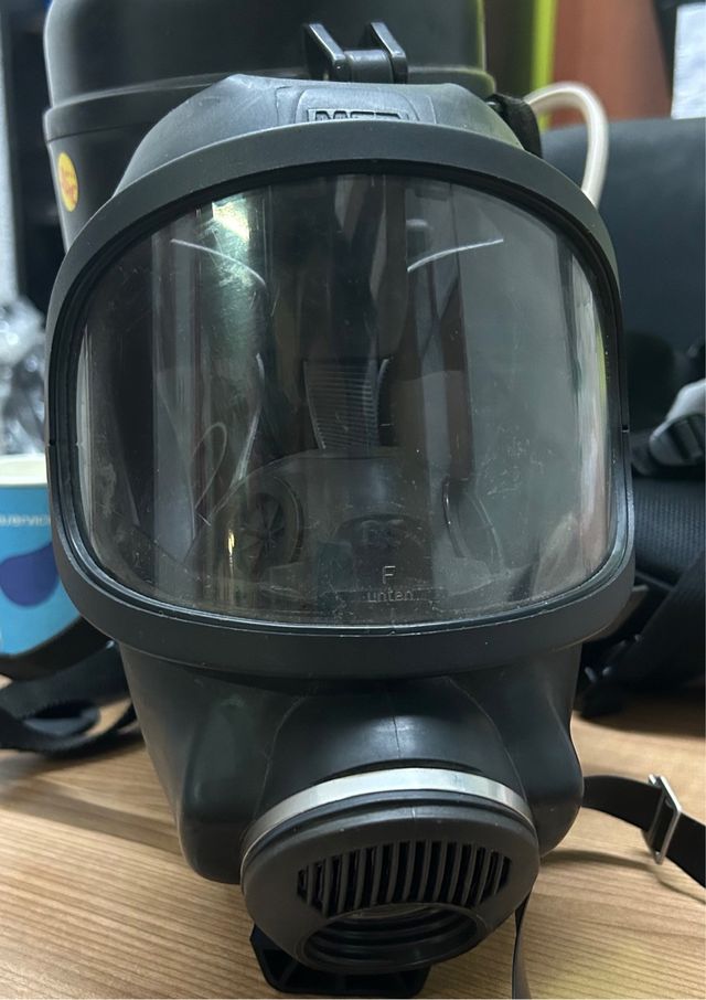 Máscara de gases MSA con estuche.