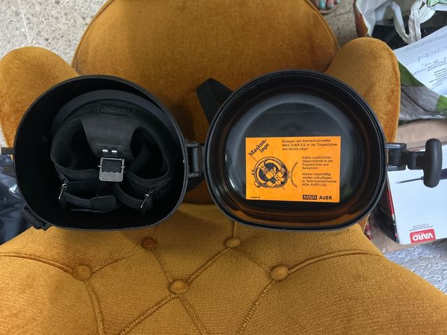 Máscara de gases MSA con estuche.