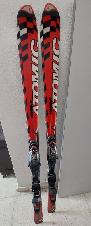Skis Atomic con fijaciones