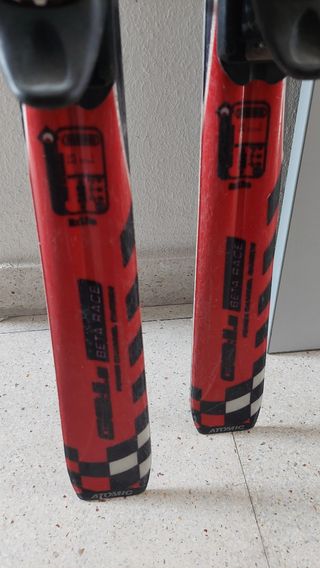 Skis Atomic con fijaciones