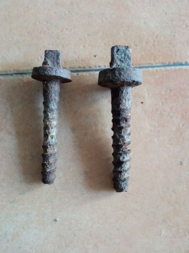Tornillos vía del tren