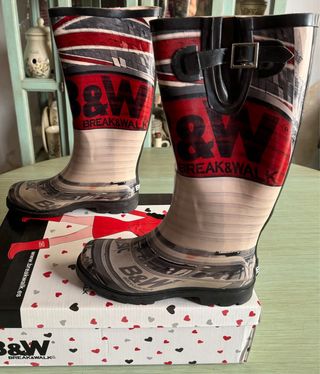 Botas de agua en negro, gris y rojo.