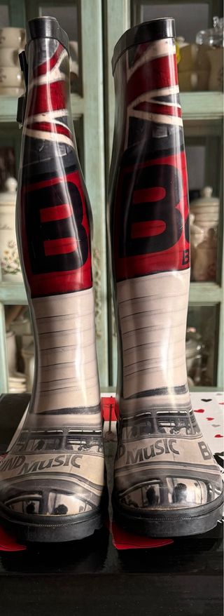 Botas de agua en negro, gris y rojo.