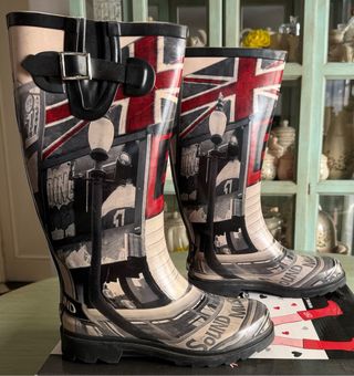 Botas de agua en negro, gris y rojo.