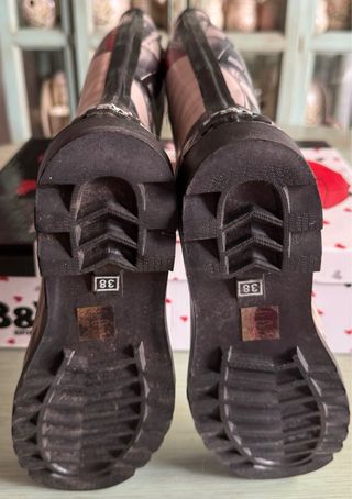 Botas de agua en negro, gris y rojo.