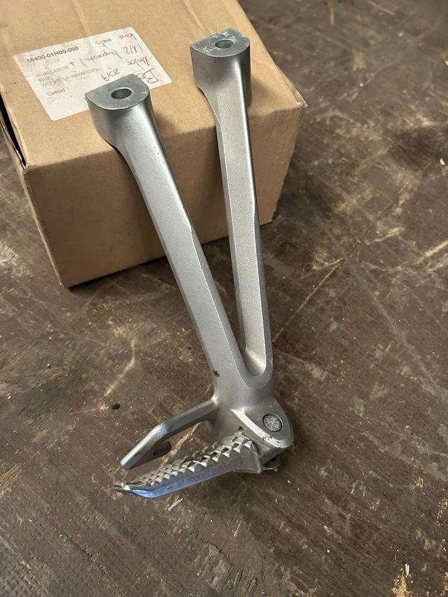 Estribera derecha Suzuki Gsxr600